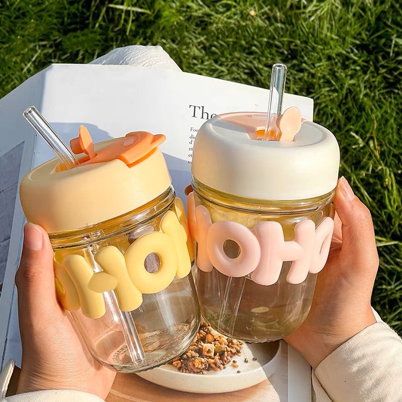Cute-glass-double-drinking-cup-with-Lid-Straw-for-Water-Juice-400-ml_All_4650_8.jpeg مج اتش تو اوه الزجاجي 400 ملي بشاليموه لشرب العصائر والمياه بغطاء محكم الغلق - الصورة 1