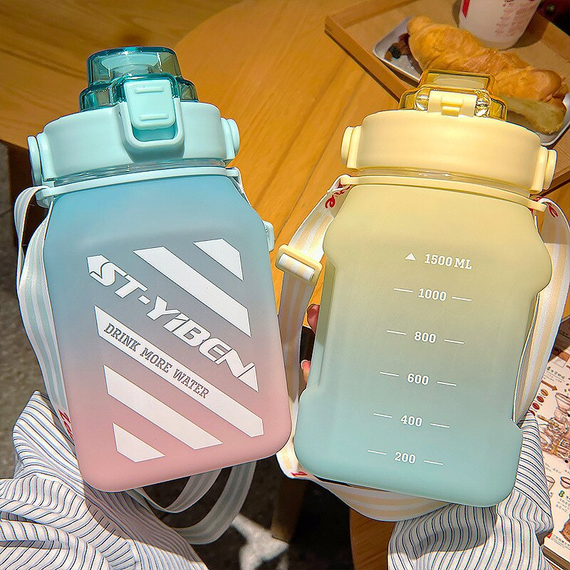 Jumbo-Water-Bottle-With-Straw-1500-ml_All_3876_8.jpeg زجاجة مياه جامبو 1500 ملي بشاليموه للشرب اثناء ممارسة الرياضة وفي اوقات العمل والدراسة - الصورة 1