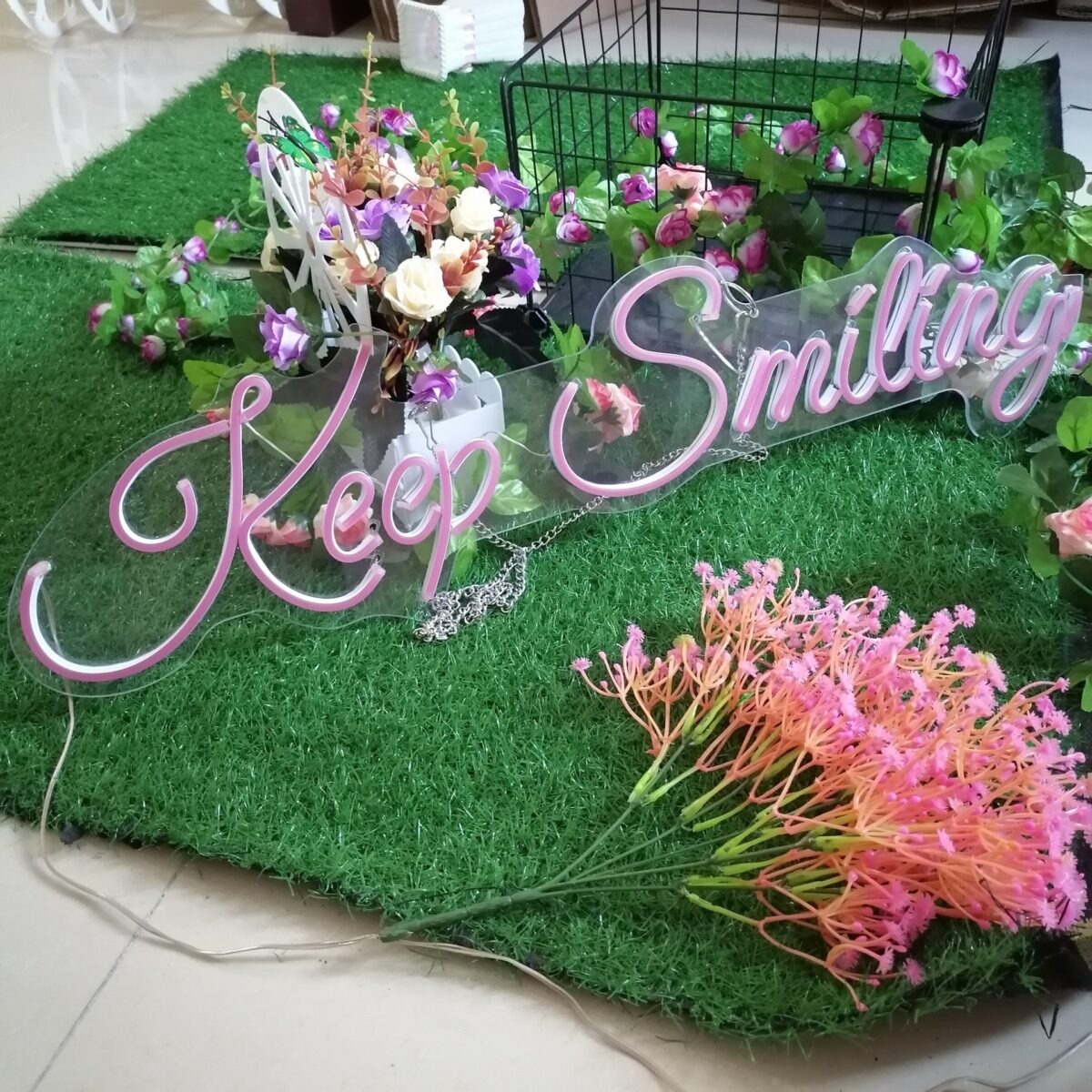 ⁦نيون لتجديد ديكور المنازل والشركات Keep Smiling لافتة⁩ - الصورة ⁦3⁩
