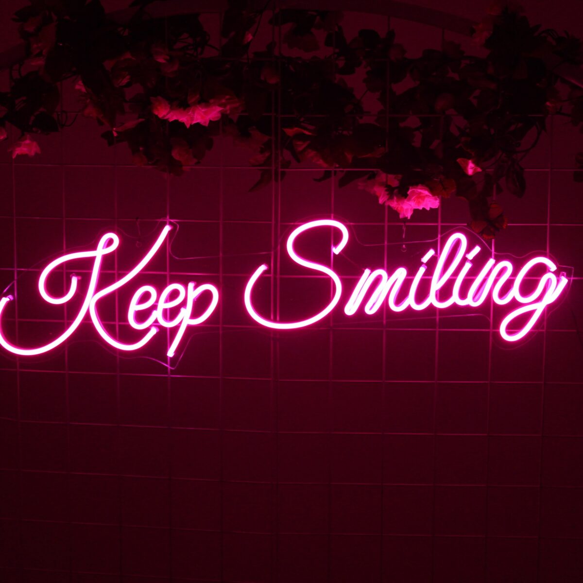 ⁦نيون لتجديد ديكور المنازل والشركات Keep Smiling لافتة⁩ - الصورة ⁦4⁩