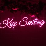 ⁦نيون لتجديد ديكور المنازل والشركات Keep Smiling لافتة⁩ - الصورة ⁦4⁩