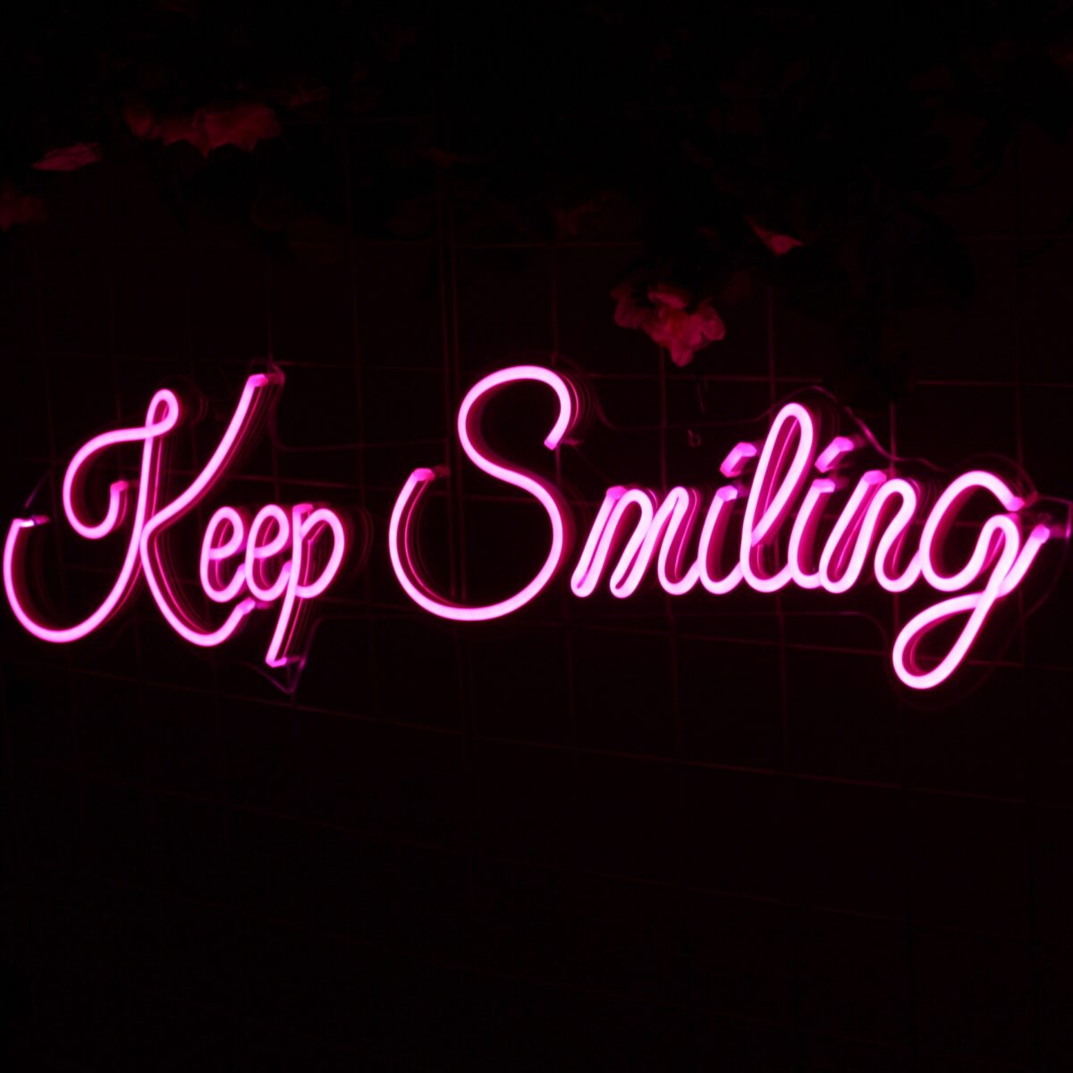 ⁦نيون لتجديد ديكور المنازل والشركات Keep Smiling لافتة⁩ - الصورة ⁦5⁩
