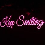 ⁦نيون لتجديد ديكور المنازل والشركات Keep Smiling لافتة⁩ - الصورة ⁦5⁩