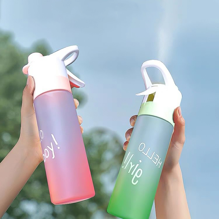 Spray-Water-Bottle-For-Gym-and-Running-700-ml_All_4810_8.jpeg زجاجة مياه وبخاخ 2 في 1 لممارسة الرياضة ومقاومه الحر 700 ملي - الصورة 1