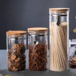 ⁦برطمان زجاج 1500 ملي بغطاء خشب بقفل لحفظ وتنظيم التوابل والبقوليات والاسباجيتي⁩ - الصورة ⁦7⁩