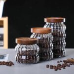⁦برطمان زجاج مضلع 350 ملي غطاء خشب محكم الغلق لحفظ وتخزين التوابل والشاي والسكر والقهوة⁩ - الصورة ⁦2⁩