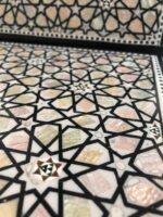⁦حامل مصحف خشبي مطعم بالصدف وزخارف إسلامية⁩ - الصورة ⁦3⁩