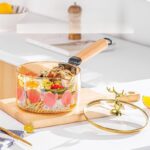 ⁦حلة زجاج عسلي لتقديم الطعام علي السفرة بشكل شيك بغطاء غزالة ويد خشب قابلة للفك والتركيب⁩ - الصورة ⁦6⁩
