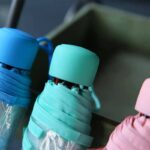 ⁦شمسية شفافه بورود ورديه مبهجة للحماية من المطر قابله للطي لسهولة الحمل في الشنط⁩ - الصورة ⁦5⁩