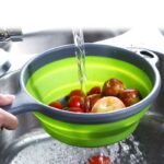 ⁦صفاية وسلة لغسيل الخضار والفاكهة قابلة للطي سيليكون دائرية بيد⁩ - الصورة ⁦2⁩