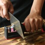 ⁦مسن سكاكين ومقصات يدوي 3 درجات مختلفة بمقبض وقاعدة مضادة للانزلاق أثناء الإستخدام⁩ - الصورة ⁦3⁩