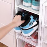 ⁦استاند 6 دور لحمل وتنظيم الأحذية والشنط قابل للطي بغطاء اكليريك لكل رف لمنع دخول الأتربة⁩ - الصورة ⁦4⁩