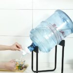 ⁦حامل قارورة مياه الشرب من المعدن والبلاستيك عملي وسهل الأستخدام⁩ - الصورة ⁦6⁩