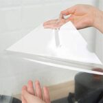 ⁦رول استيكر شفاف لاصق وتربروف لحوائط المطبخ لمنع تكون الدهون قابل للقص⁩ - الصورة ⁦3⁩