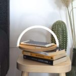 ⁦كشاف مكتب تاتش 3 في 1 مع شاحن لاسلكي وحامل موبايل قابل للتعديل⁩ - الصورة ⁦2⁩
