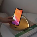 ⁦كشاف مكتب تاتش 3 في 1 مع شاحن لاسلكي وحامل موبايل قابل للتعديل⁩ - الصورة ⁦4⁩