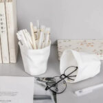 ⁦حامل أقلام بتصميم كوب لحمل وتنظيم الأدوات المدرسية⁩ - الصورة ⁦3⁩