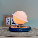 ⁦اباجورة مكتب ثري دي بتصميم كوكب زحل العائم بقاعدة شفافة تدور 360 درجة⁩ - الصورة ⁦3⁩