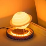 ⁦اباجورة مكتب ثري دي بتصميم كوكب زحل العائم بقاعدة شفافة تدور 360 درجة⁩ - الصورة ⁦5⁩