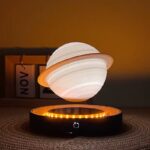 ⁦اباجورة مكتب ثري دي بتصميم كوكب زحل العائم بقاعدة شفافة تدور 360 درجة⁩ - الصورة ⁦4⁩