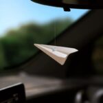 ⁦طقم اكسسوارات للسيارة 3 قطع حامل موبايل مغناطيسي وحامل نظارة وفواحة لتعطير السيارة⁩ - الصورة ⁦4⁩