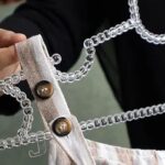 ⁦طقم شماعات أكريليك شفافة بتصميم بابلز 6 قطع لتنظيم الملابس داخل الدولاب⁩ - الصورة ⁦2⁩