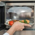 ⁦غطاء للأطباق لتسخين الطعام داخل الميكرويف بالمغناطيس لتوزيع الحرارة بالتساوي والحفاظ على الميكرويف من الأتساخ⁩ - الصورة ⁦4⁩